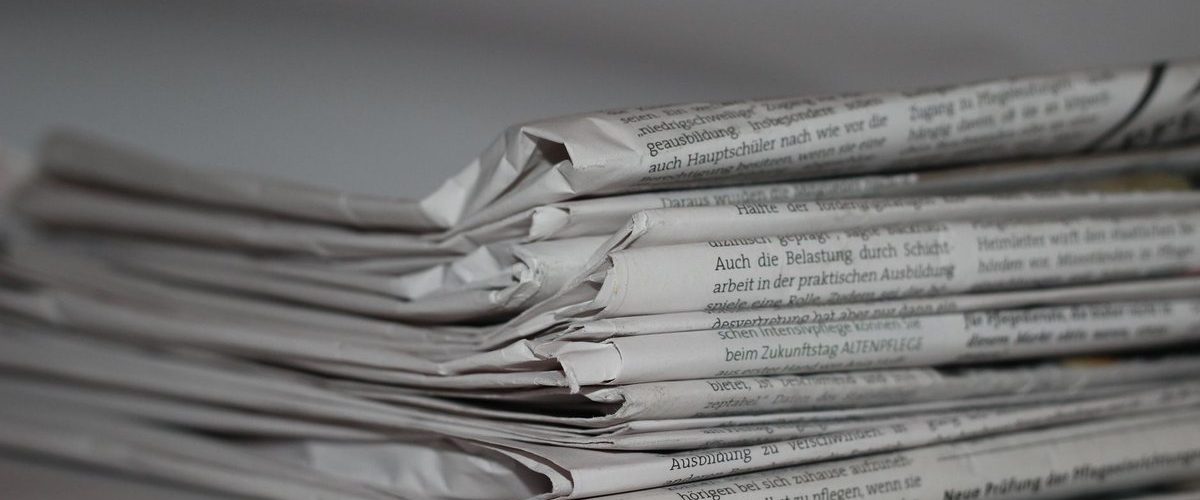 Ziare tipărite ilustrând publicarea de articole și comunicate despre un brand