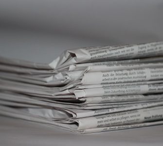 Ziare tipărite ilustrând publicarea de articole și comunicate despre un brand