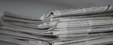 Ziare tipărite ilustrând publicarea de articole și comunicate despre un brand