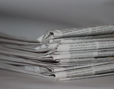 Ziare tipărite ilustrând publicarea de articole și comunicate despre un brand
