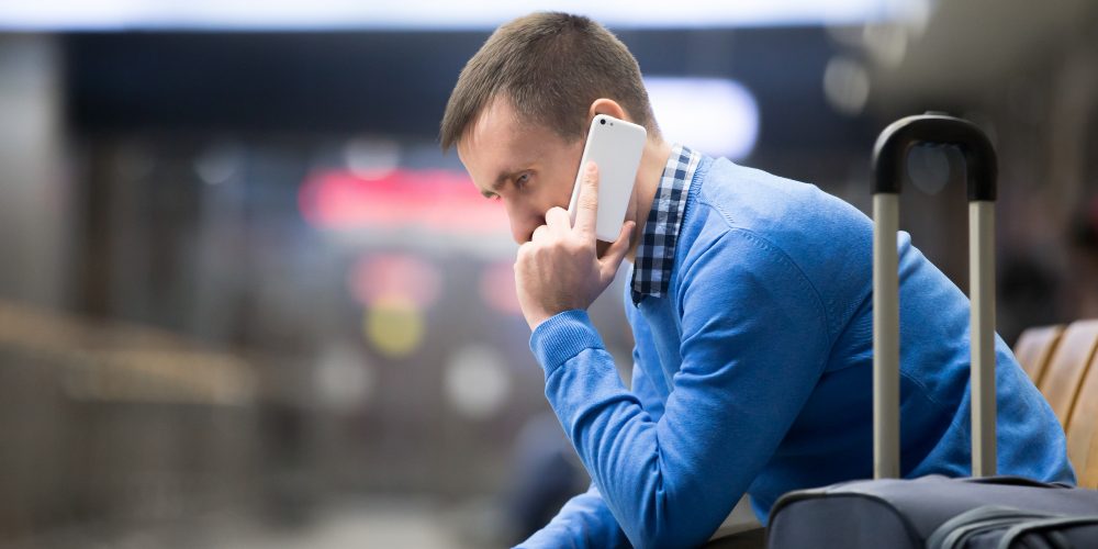 Pasager cu bagaj în aeroport după anularea unui zbor