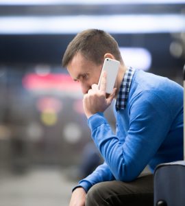 Pasager cu bagaj în aeroport după anularea unui zbor
