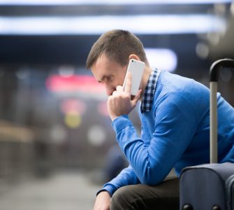 Pasager cu bagaj în aeroport după anularea unui zbor