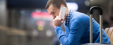Pasager cu bagaj în aeroport după anularea unui zbor
