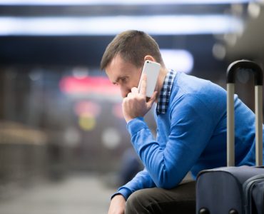 Pasager cu bagaj în aeroport după anularea unui zbor