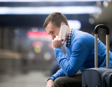 Pasager cu bagaj în aeroport după anularea unui zbor