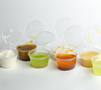 Sosiere de plastic transparente cu diferite sosuri și dressinguri