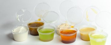Sosiere de plastic transparente cu diferite sosuri și dressinguri