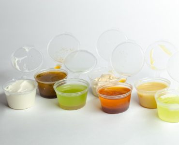 Sosiere de plastic transparente cu diferite sosuri și dressinguri