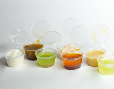 Sosiere de plastic transparente cu diferite sosuri și dressinguri