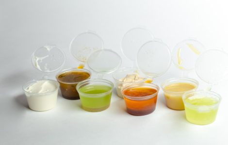 Sosiere de plastic transparente cu diferite sosuri și dressinguri